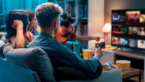 Des amis en train de regarder la TV